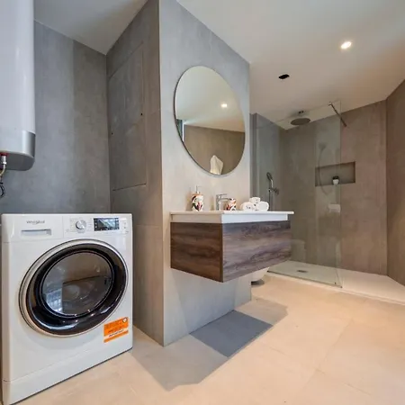 Mercury 539- 2x Pool Cards Access & Shopping Mall Apartment